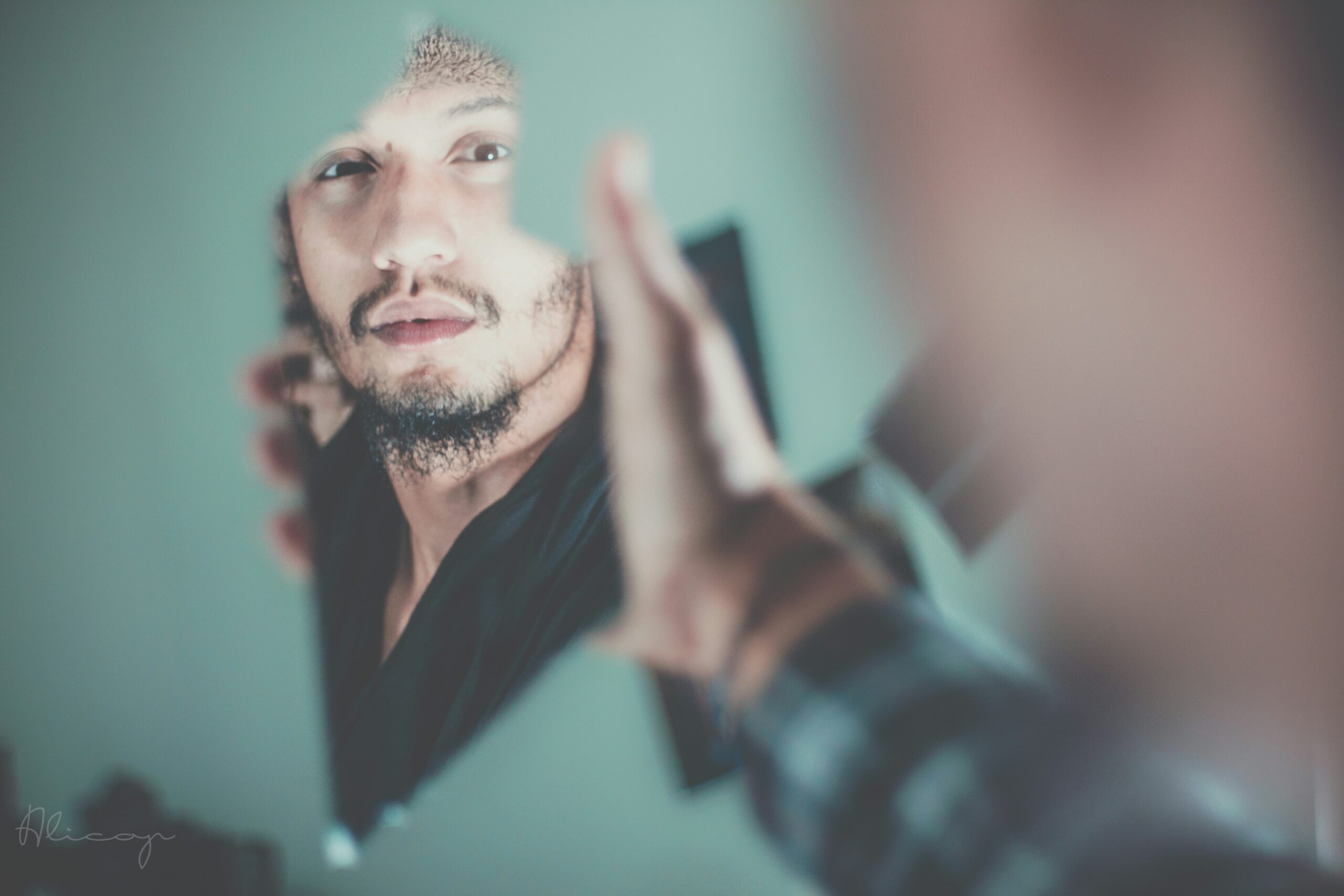 Syndrome de l'imposteur au travail : personne hésitant devant un éclat de miroir
