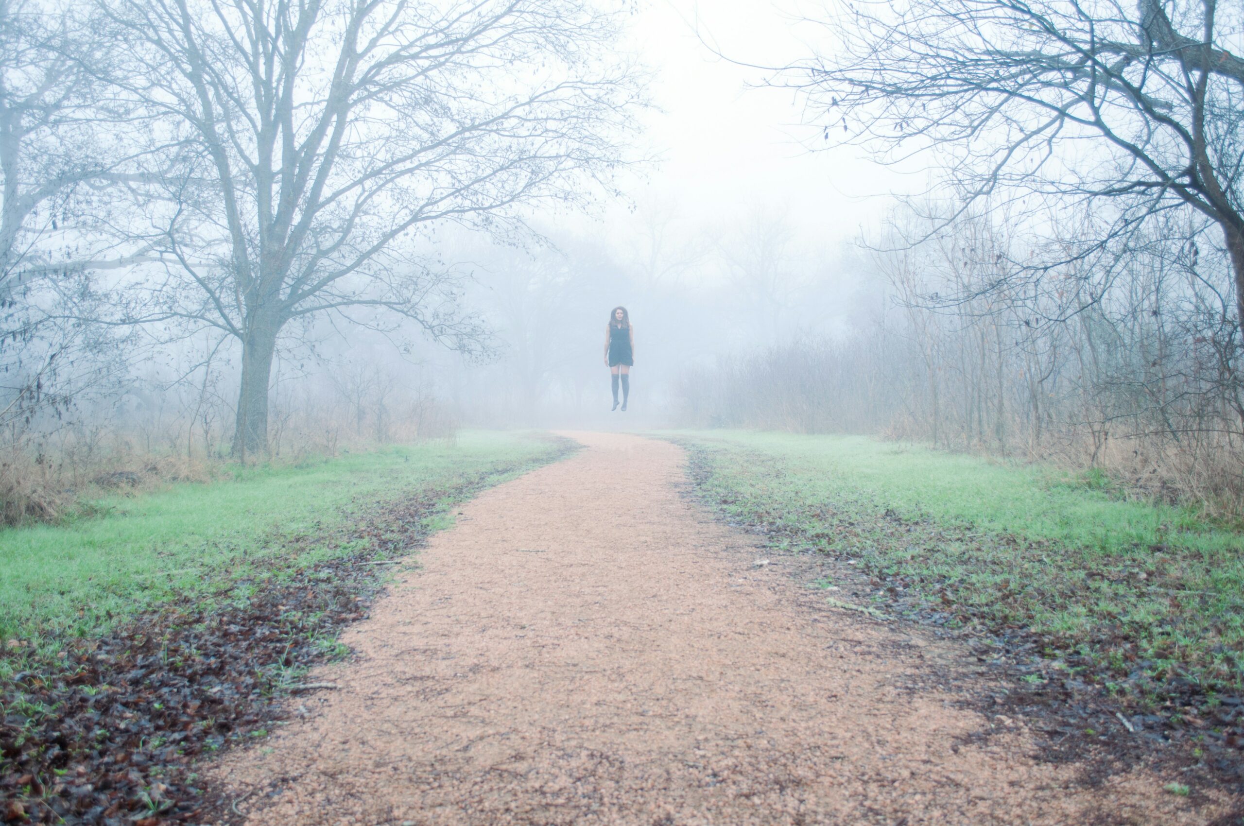 Burn out et reconversion : personne marchant seule dans le brouillard